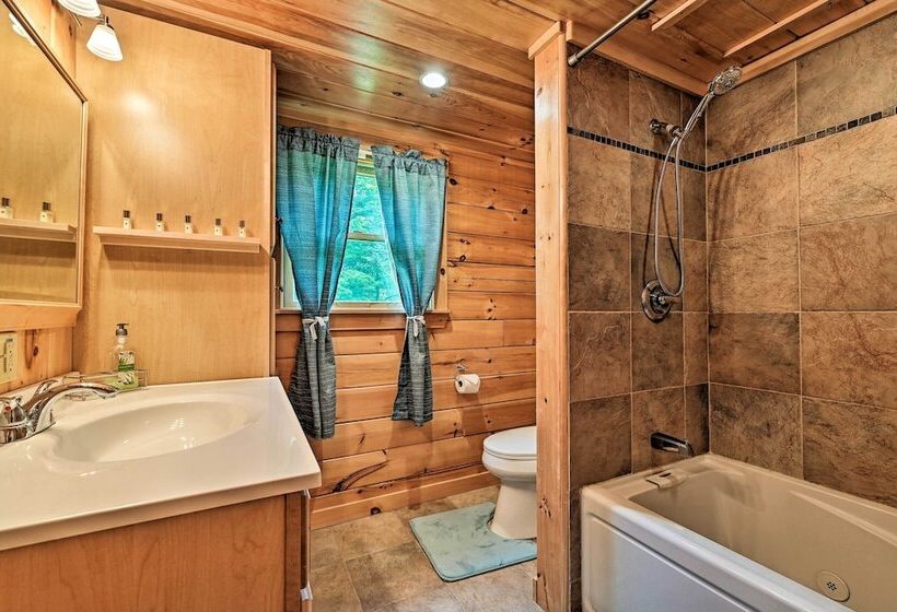 Private Chester Home W/ Deck, Mins To Skiing!