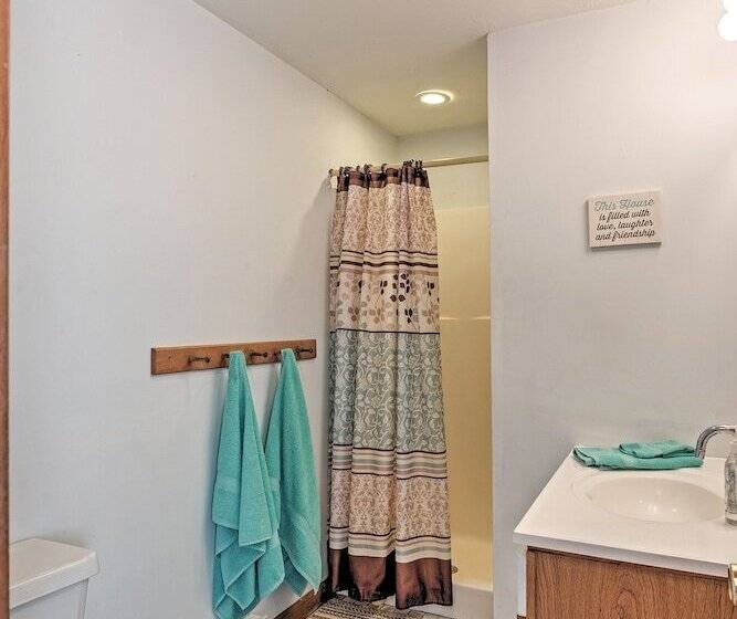 Quaint Coastal Cottage With Patio!