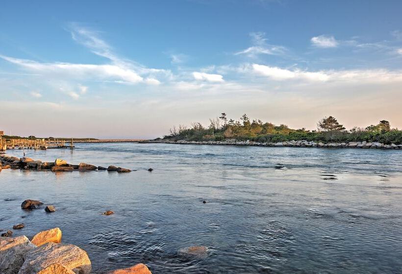 Quaint Coastal Cottage With Patio!