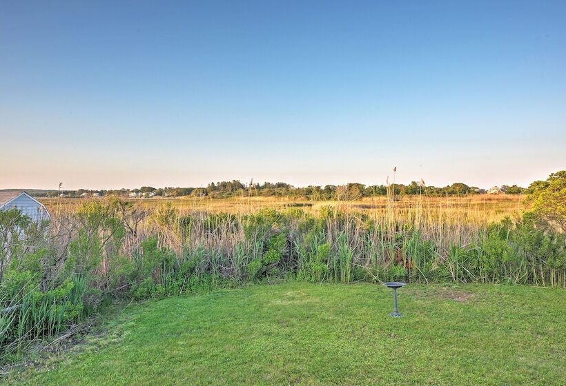 Quaint Coastal Cottage With Patio!