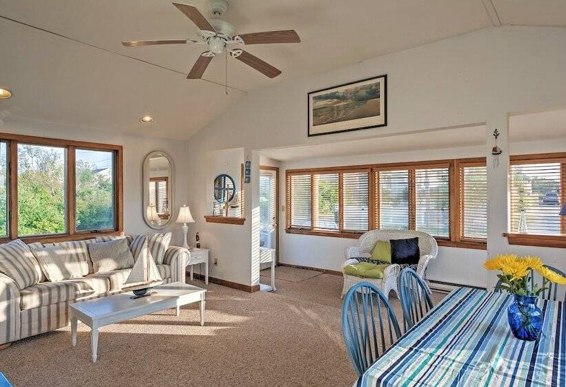 Quaint Coastal Cottage With Patio!