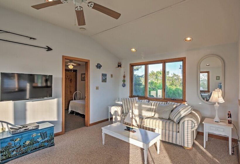 Quaint Coastal Cottage With Patio!