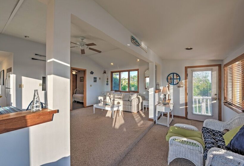 Quaint Coastal Cottage With Patio!