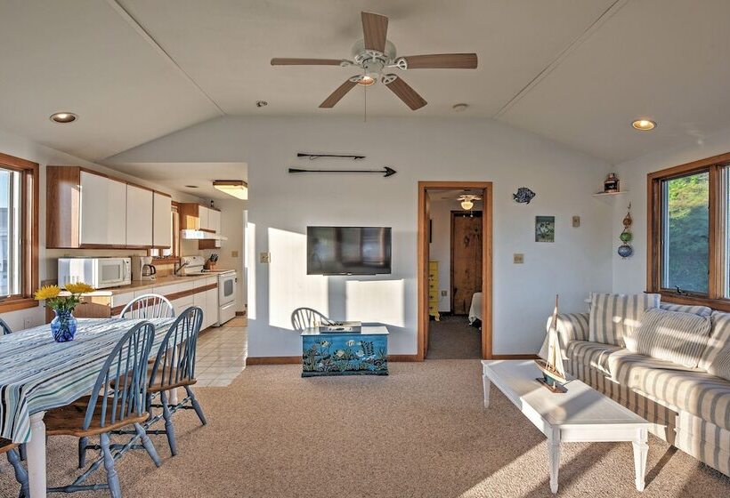 Quaint Coastal Cottage With Patio!