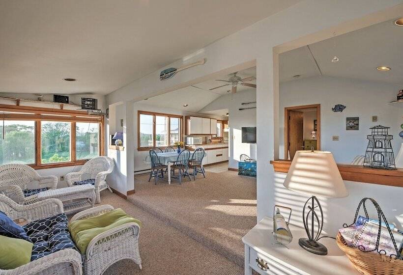 Quaint Coastal Cottage With Patio!