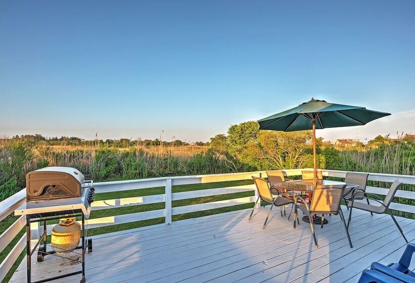 Quaint Coastal Cottage With Patio!