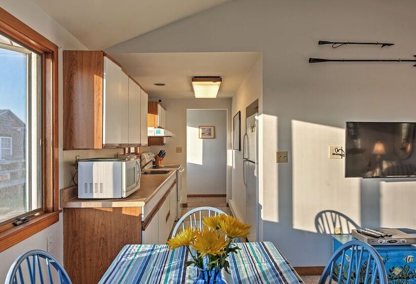 Quaint Coastal Cottage With Patio!