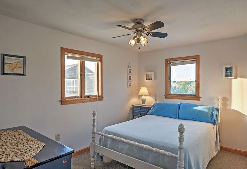 Quaint Coastal Cottage With Patio!