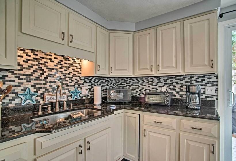 Quaint Dennis Home W/ Deck + Grill, Walk To Beach!