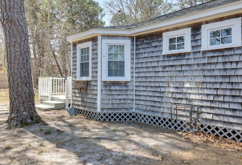2 Mi To Coastline: Quaint Wellfleet Cottage!