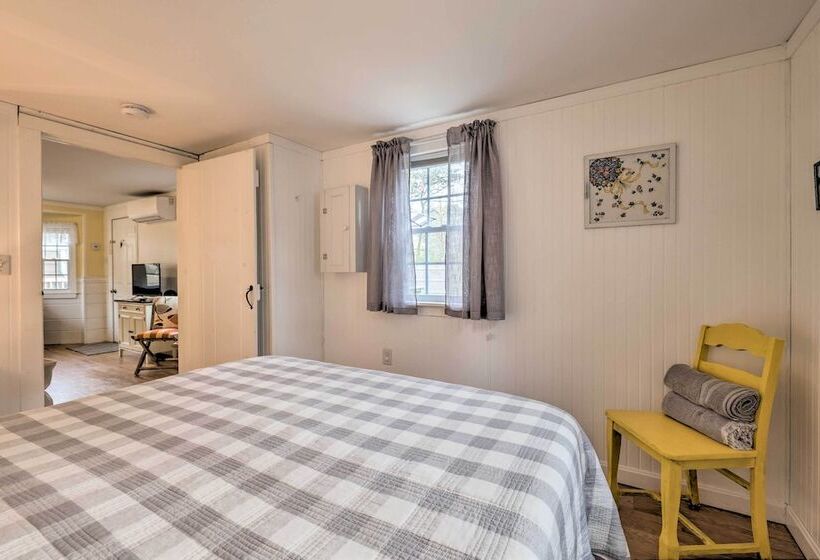2 Mi To Coastline: Quaint Wellfleet Cottage!