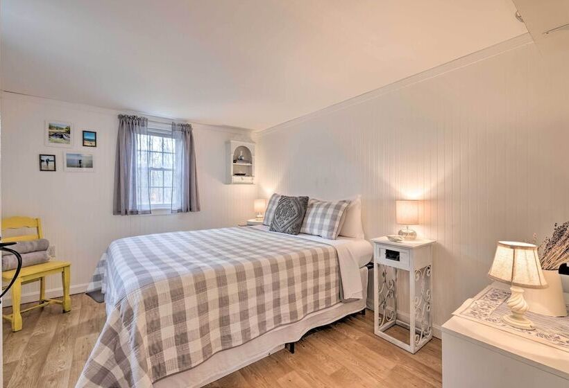 2 Mi To Coastline: Quaint Wellfleet Cottage!