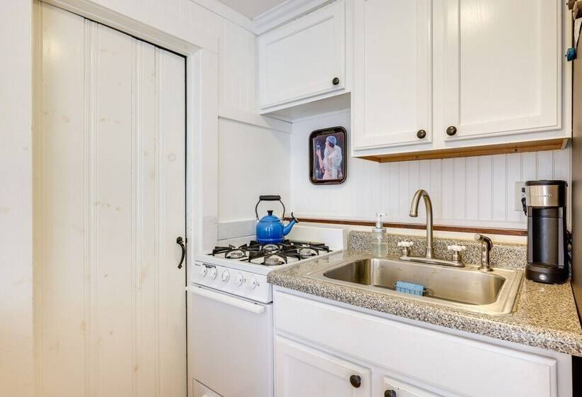 2 Mi To Coastline: Quaint Wellfleet Cottage!