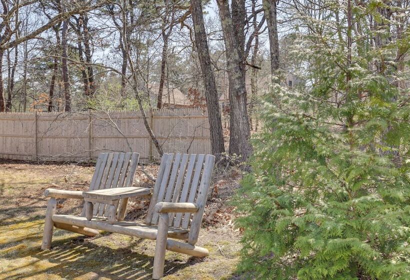 2 Mi To Coastline: Quaint Wellfleet Cottage!