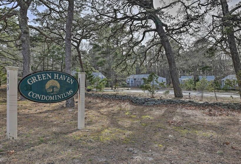 2 Mi To Coastline: Quaint Wellfleet Cottage!