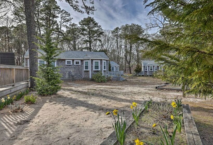 2 Mi To Coastline: Quaint Wellfleet Cottage!