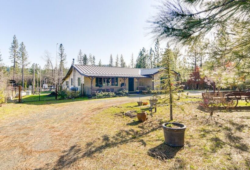 Quiet Challenge Brownsville Home Near Collins Lake