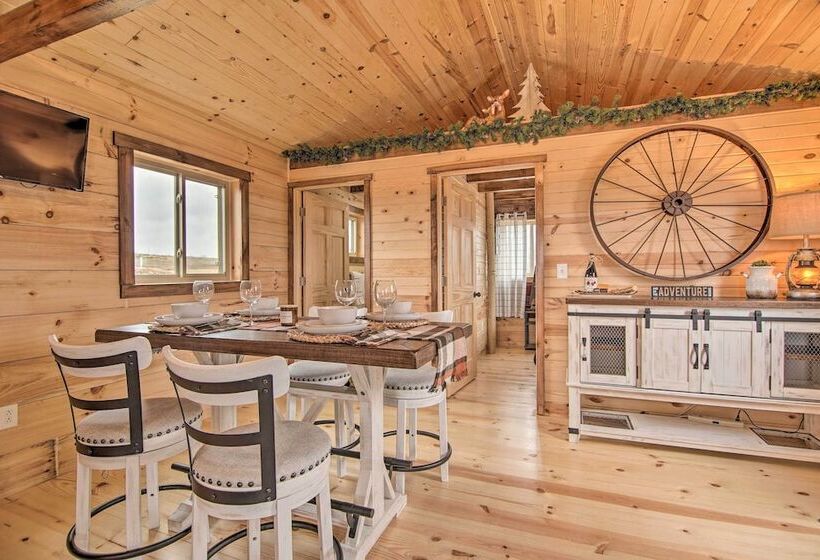 Serene Views: Quiet Farmhouse Cabin In Wisconsin!