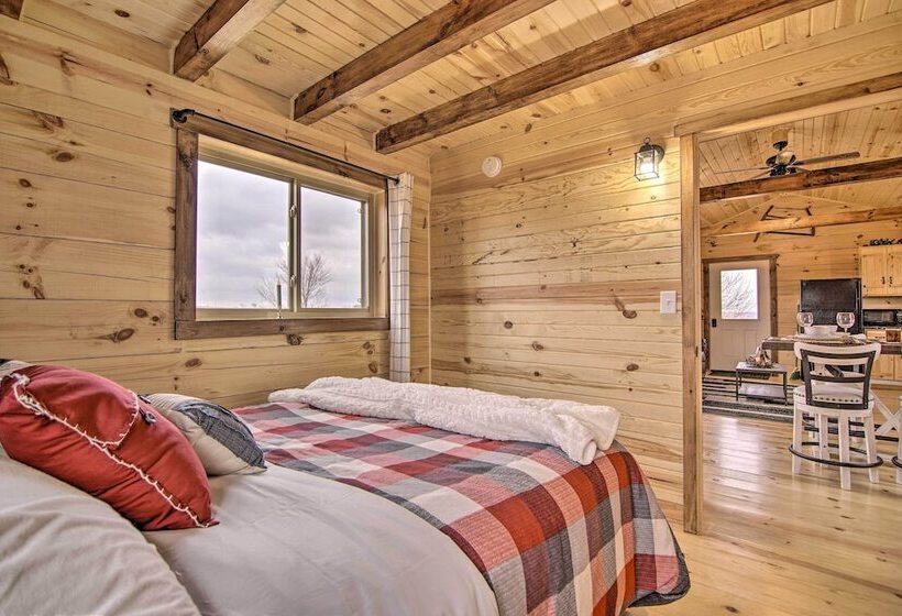 Serene Views: Quiet Farmhouse Cabin In Wisconsin!