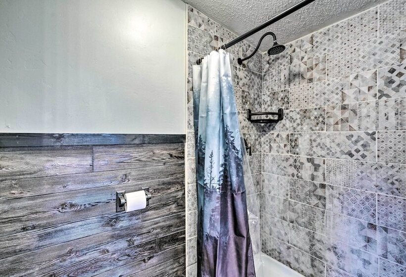 Relaxing Lincoln Forest Retreat W/ Wraparound Deck