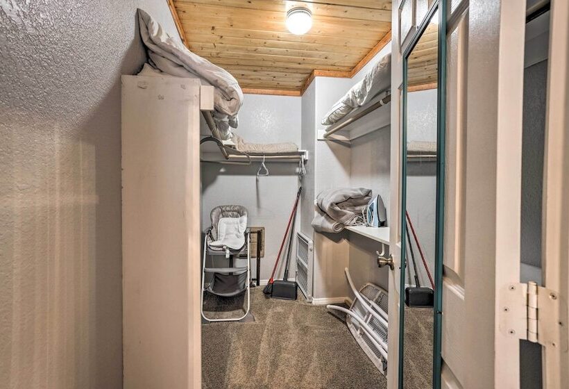 Remodeled Crestline Retreat: Walk To Lake Gregory!