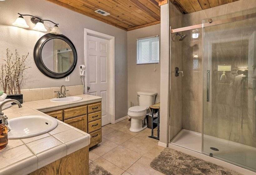 Remodeled Crestline Retreat: Walk To Lake Gregory!