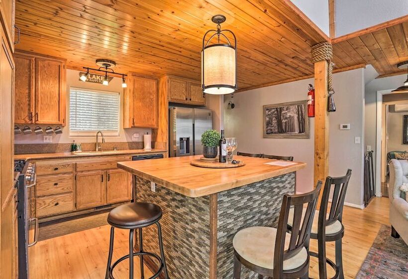 Remodeled Crestline Retreat: Walk To Lake Gregory!