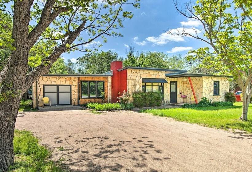 Remodeled Retro Home W/ Deck, Walk To Main Street!