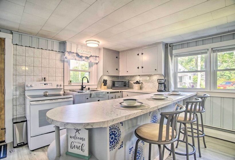 Buttermilk Cottage In Cape Cod: Steps To Beach