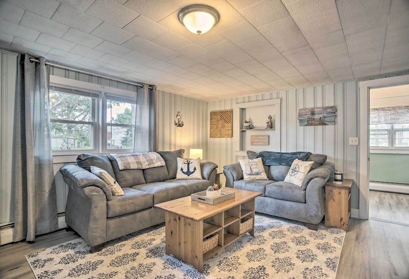 Buttermilk Cottage In Cape Cod: Steps To Beach