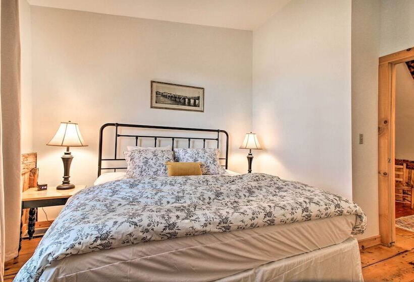 Renovated Farmhouse < 1 Mile To Okemo Mountain!