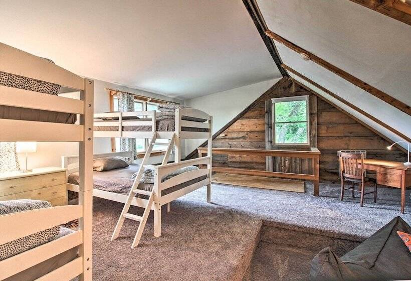 Renovated Farmhouse < 1 Mile To Okemo Mountain!