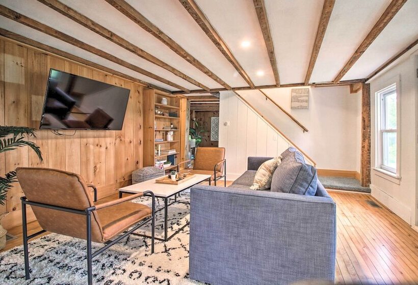 Renovated Farmhouse < 1 Mile To Okemo Mountain!