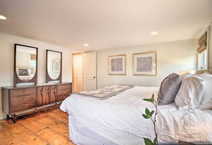 Renovated Farmhouse < 1 Mile To Okemo Mountain!