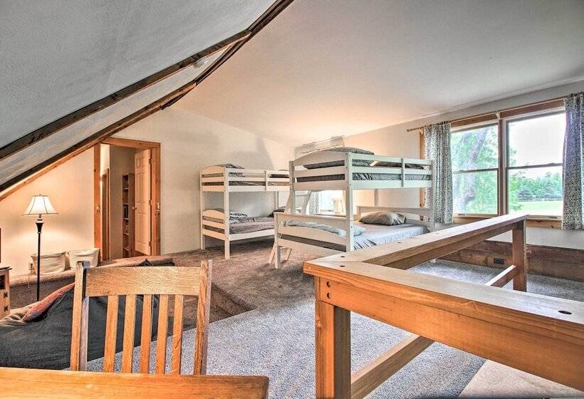 Renovated Farmhouse < 1 Mile To Okemo Mountain!