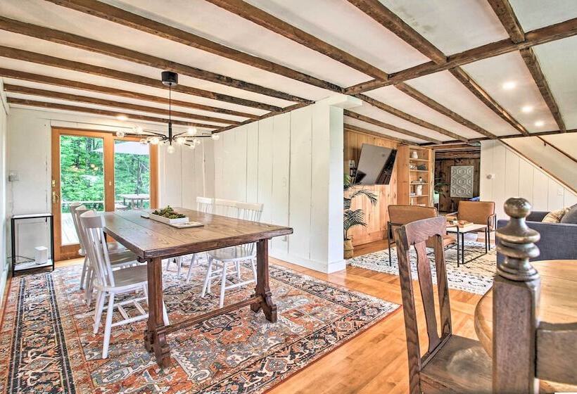 Renovated Farmhouse < 1 Mile To Okemo Mountain!