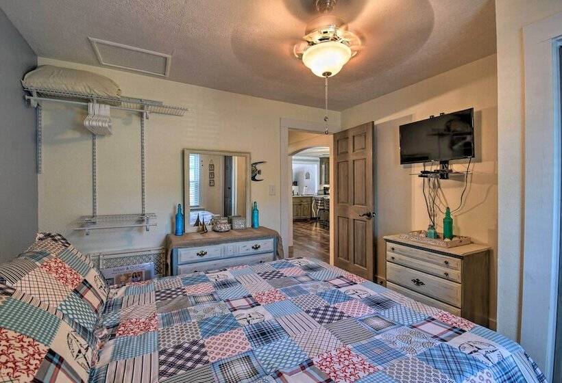 Riverfront Cottage: Fire Pit & Kayaks