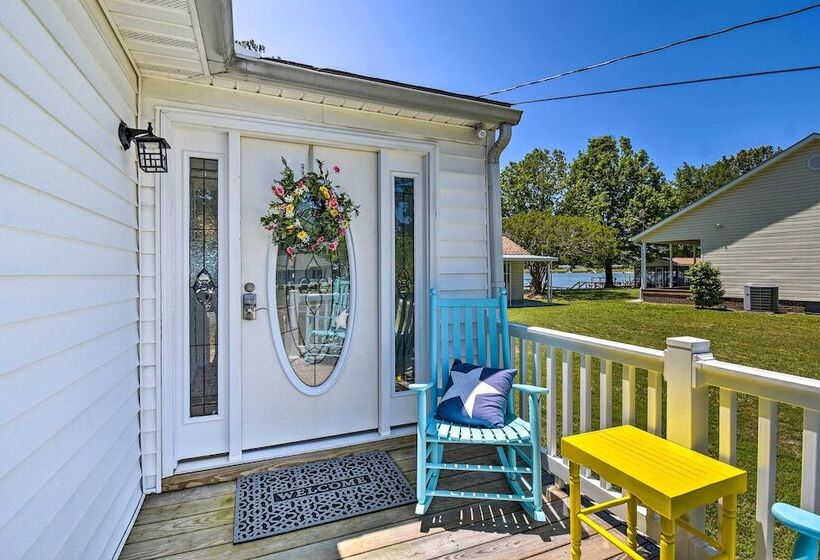 Riverfront Cottage: Fire Pit & Kayaks