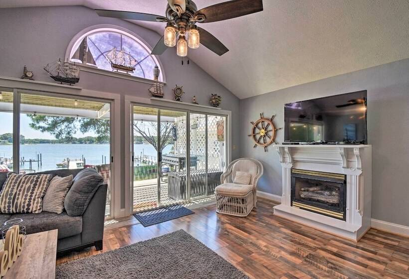 Riverfront Cottage: Fire Pit & Kayaks