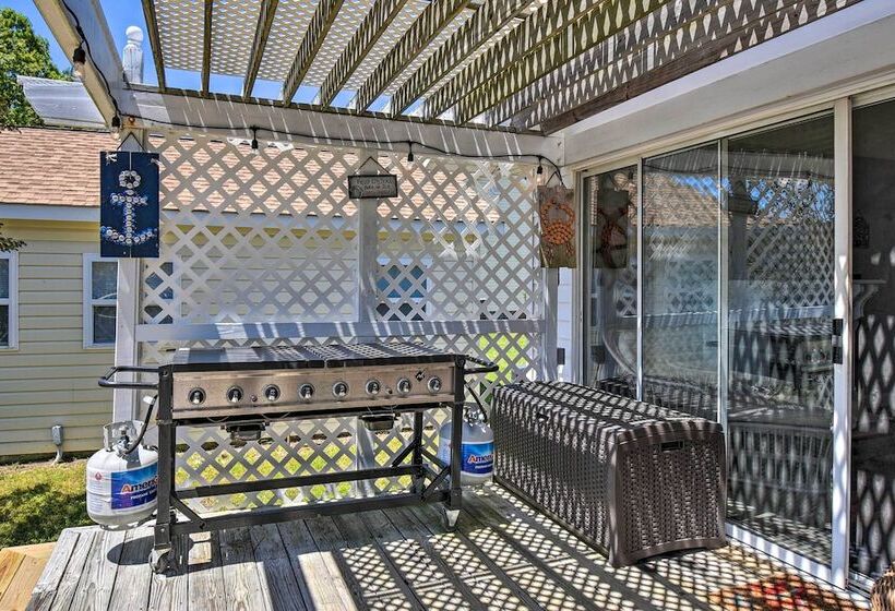 Riverfront Cottage: Fire Pit & Kayaks