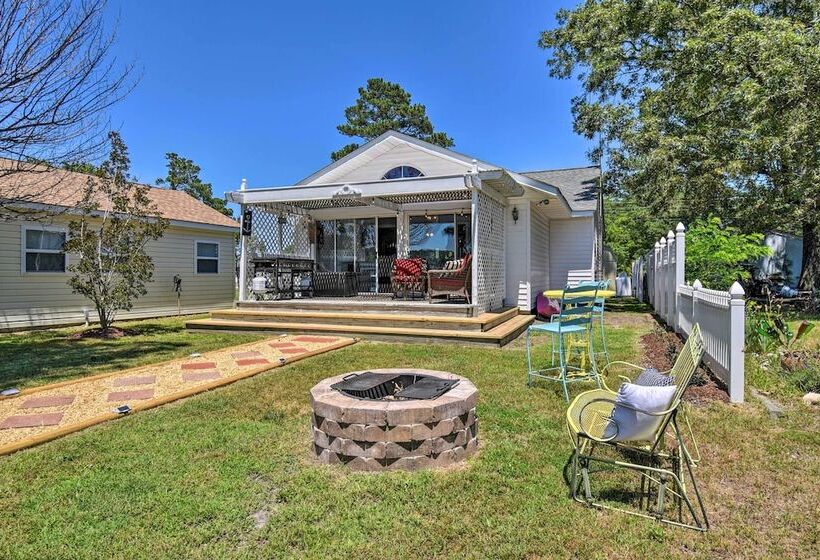 Riverfront Cottage: Fire Pit & Kayaks