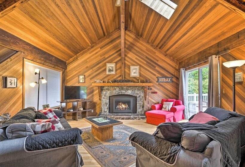 Riverfront Gold Bar Cabin W/ Hot Tub & Mtn Views!