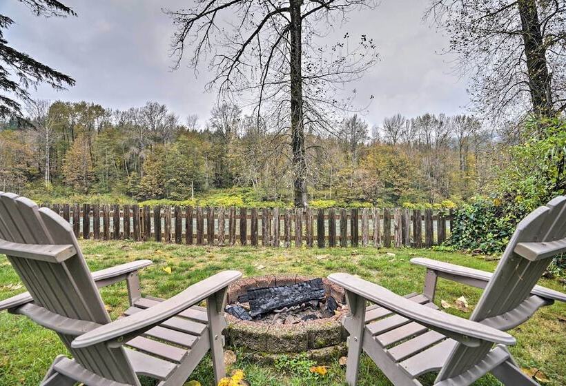 Riverfront Gold Bar Cabin W/ Hot Tub & Mtn Views!