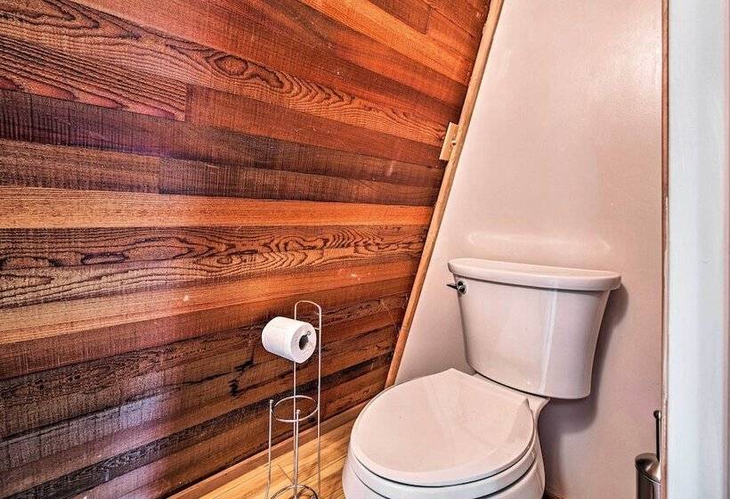 Riverfront Gold Bar Cabin W/ Hot Tub & Mtn Views!