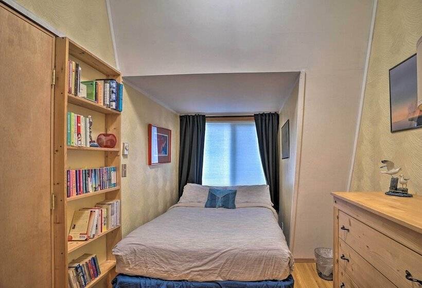 Riverfront Gold Bar Cabin W/ Hot Tub & Mtn Views!