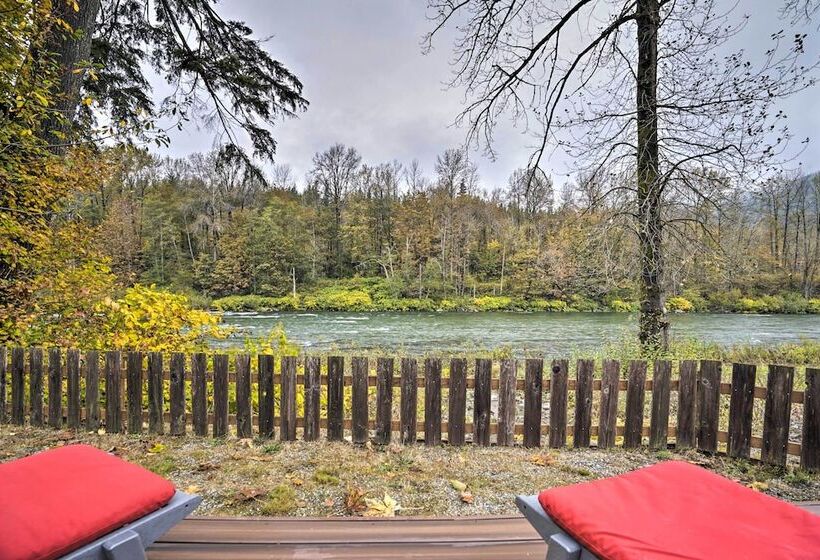 Riverfront Gold Bar Cabin W/ Hot Tub & Mtn Views!