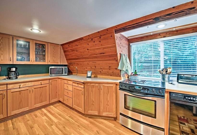 Riverfront Gold Bar Cabin W/ Hot Tub & Mtn Views!
