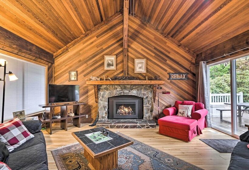 Riverfront Gold Bar Cabin W/ Hot Tub & Mtn Views!