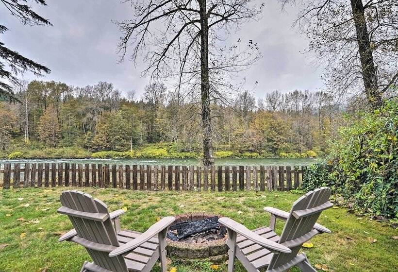 Riverfront Gold Bar Cabin W/ Hot Tub & Mtn Views!