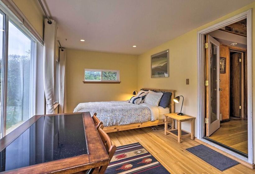 Riverfront Gold Bar Cabin W/ Hot Tub & Mtn Views!